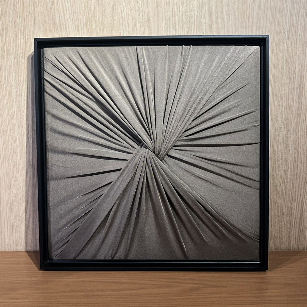 Quadro Artesanal Abstrato Têxtil Repuxado Castanho Sem Vidro 50x50cm Quadro Artesanal Abstrato Têxtil Repuxado Castanho Sem Vidro 50x50cm